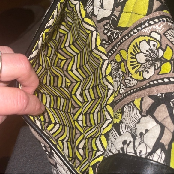 VERA BRADLEY SIG. PRINT CROSSTOWN CROSSBODY, CITRON, MULTICOLOR Excellent Cond. - Picture 3 of 6